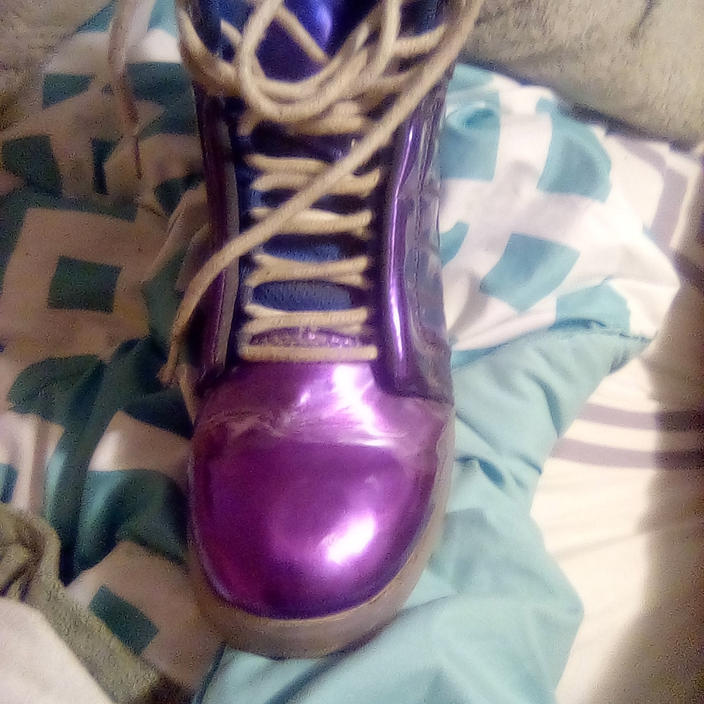 Shoes - Picture 7 of 8